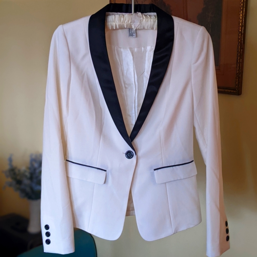 Black and White Blazer with Pockets